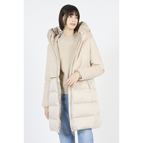 春まで活躍！「DUNO(デュノ）」の軽やかダウンコート