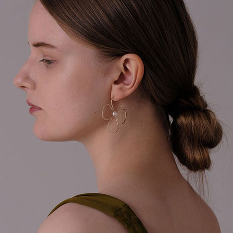 「ナチュラリ ジュエリ」よりエル・ショップ限定ピアスが登場