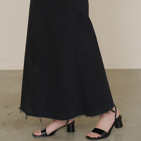 センシュアルなムードに仕上がるデニムスカート