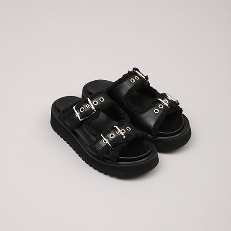 どんなスタイルもモードに昇華する、「サクラ」のサンダル＆バッグ