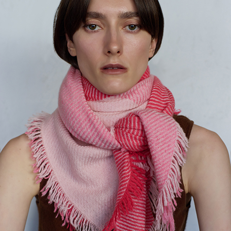 「エレガンセーゼ」色の鮮やかなカシミヤコレクション