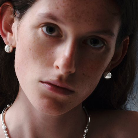 秋の空気に映える「クイップ クエイント」のシルバー925 ピアス