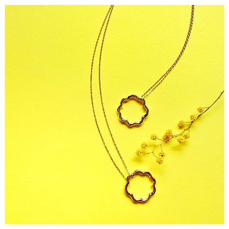 さらりと身につけたい「カオル」のロングネックレス