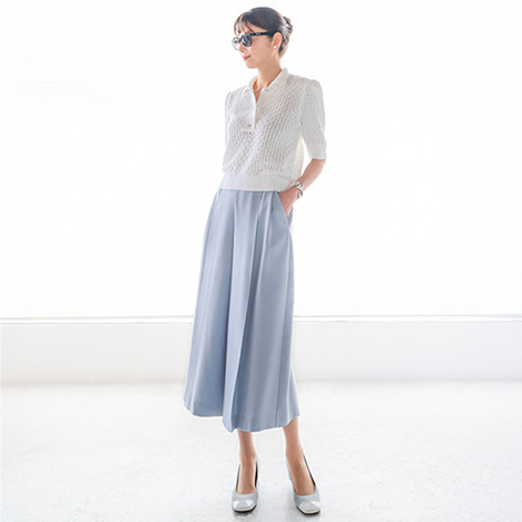 暑さの残る日にも心地よく秋を彩る、さらりとした質感のニット＆スカート
