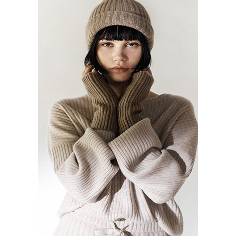 寒い季節の装いを、心までぬくもるカシミヤ小物でアップデート