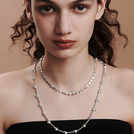 重ねるほどに輝く「クイップ クエイント」ロングネックレス