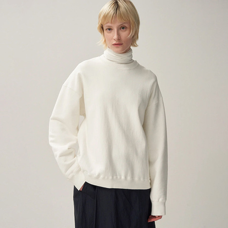 抜け感を纏う「エイトン」のコート＆裏毛スウェット