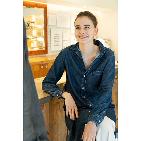 RORRYロングシャツで楽しむ、冬のホリデースタイル