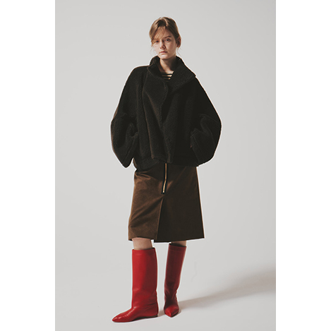 シーンレスなデザインが大人の味方！「ルーム エイト」ショートコート＆ニットトップス