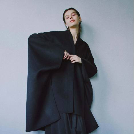 ＜PICK UP＞ピュアカシミアの上質をまとうポンチョ型コート