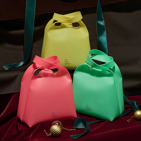 冬の装いを軽やかにする「ジ アートオブキャリング」のバッグ