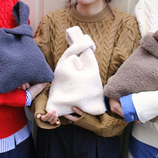 お洗濯可能で冬のムードを高めてくれる“ボアバッグ”