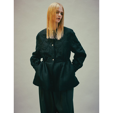 コートの下に仕込める表面感豊かなライトジャケット