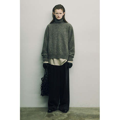 1枚で洗練されたスタイリングに仕上げる「シュタイン」のニット