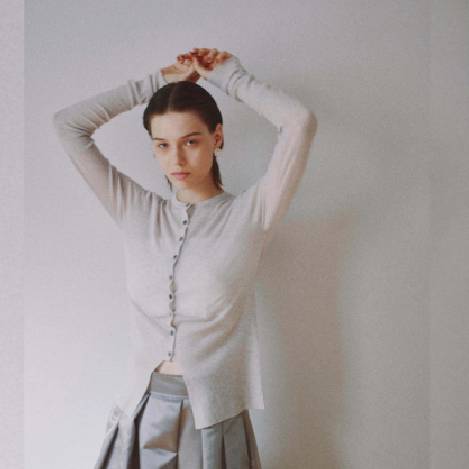 ＜PICK UP＞ミニマルなデザインで素材の上質さが際立つカーディガン