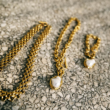 <RECOMMENDED>冬の装いに華やぎを添えるゴールドジュエリー