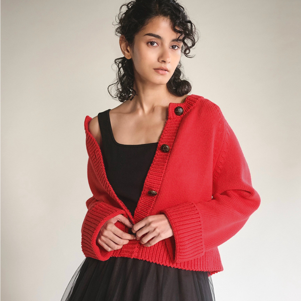 やわらかなあたたかさに包まれる、ウォームカラーの新作ニット＆ワンピース