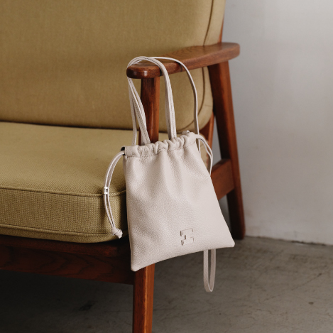 2個持ちにもぴったり。小さめ貴重品BAG