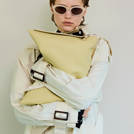 春コーデを変える差し色バッグ