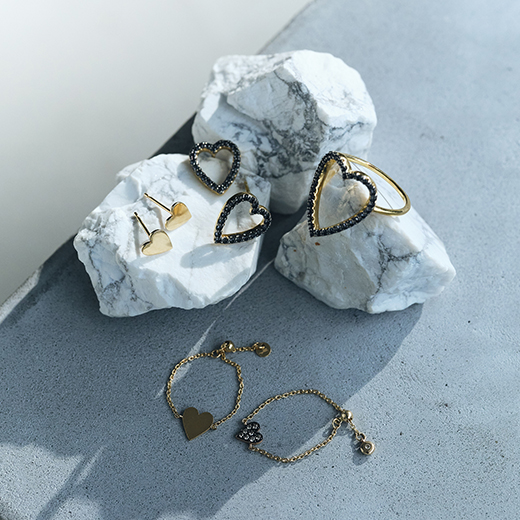 「プラス ヴァンドーム」のモダンなハートジュエリー