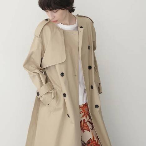 ＜PICK UP＞女性らしくシンプルを纏うノーカラートレンチコート