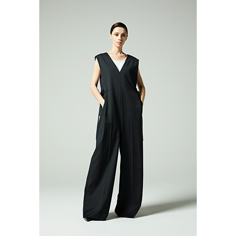 素材とシルエットで魅せる、「オーヴィル」のオンオフスタイル