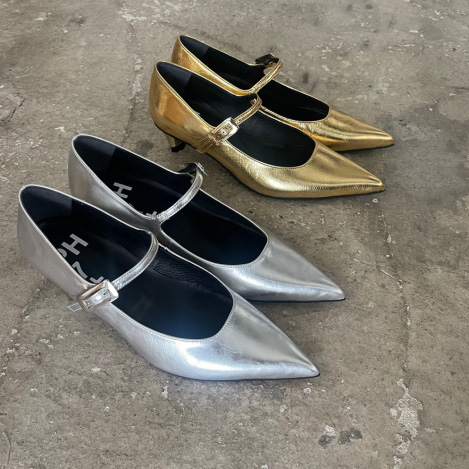 フォーマルに、さりげないモードを添えて