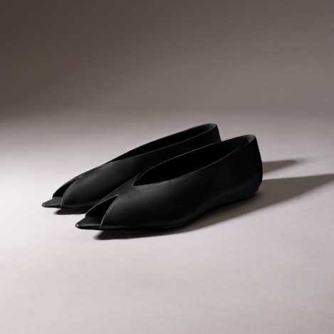 つま先にモダニティを宿す、グラフィカルな”BEAK”コレクション