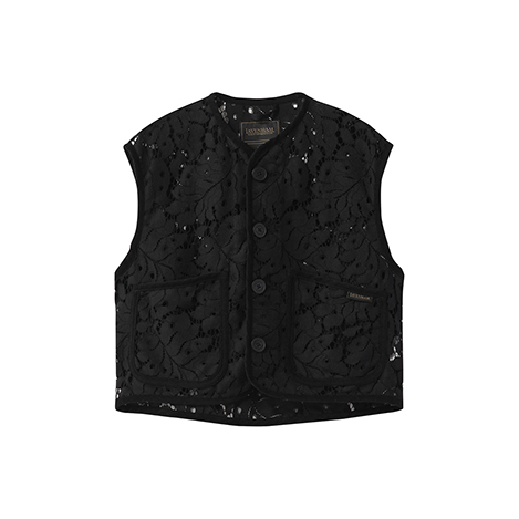 レースで魅せるエレガントなブラックジレ