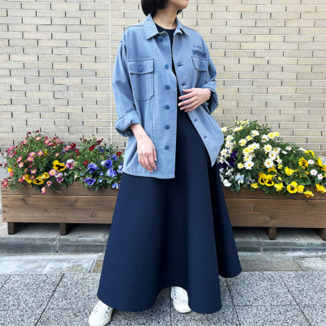 「マディソンブルー」で叶える、ブルーで紡ぐ大人の春夏リラックススタイル