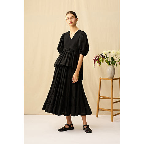 軽やかなボリュームとシルエットで魅せる「マリハ」のブラウス