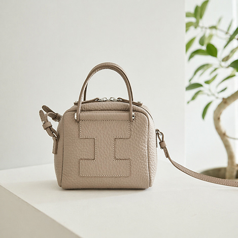 初夏の装いに、主役バッグという選択