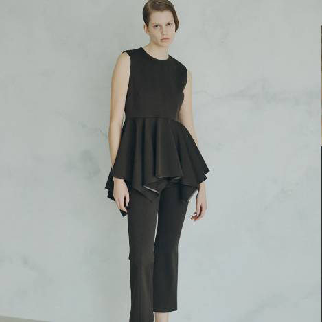 ＜PICK UP＞NEWバランスのレギンスパンツ×ジレのモードなセットアップコーデ