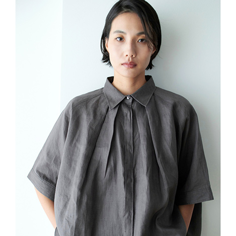 【NEW ARRIVALS】夏の風をはらむ、リネンタックワイドシャツ