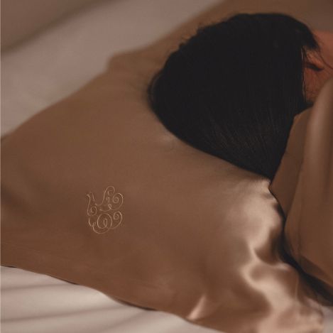 寝癖、パサつきを抑えて、シルクが叶える艶めく美髪へ。