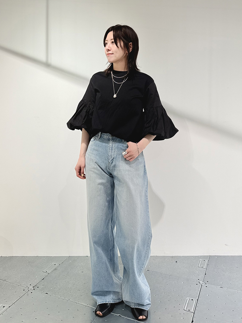 一枚で映える、大人のデザイン黒トップス