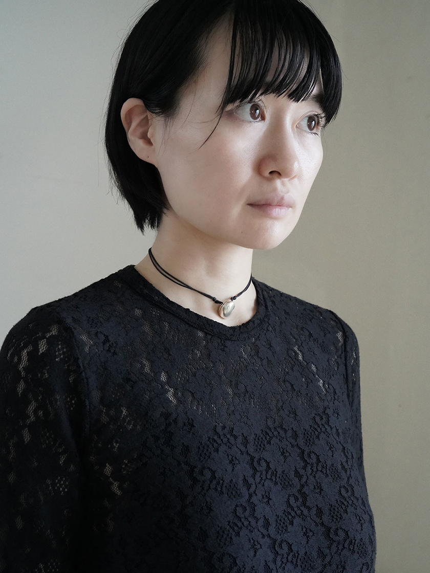 着こなし自在のロケットネックレス