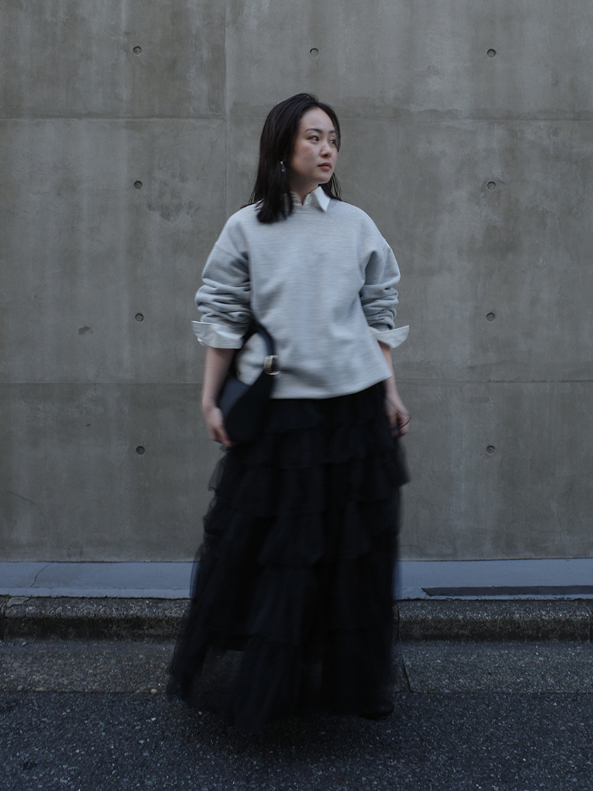 カジュアル×フリルでつくる、大人の甘辛バランス