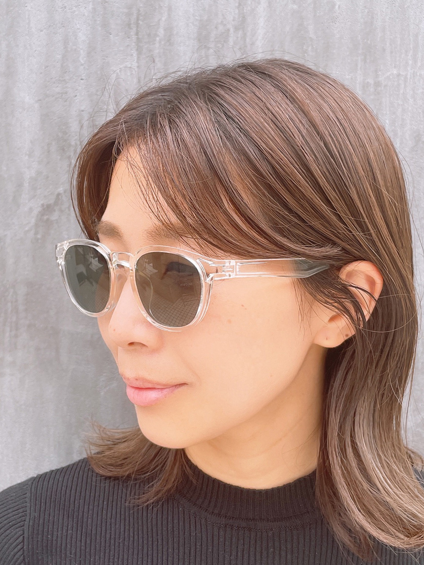 クリアフレームで顔周りをライトアップ