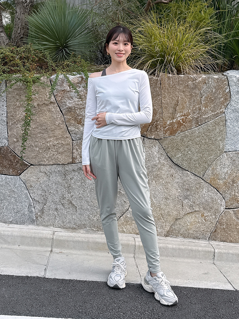 デイリーからワークアウトまで幅広く活躍するアシメトップス