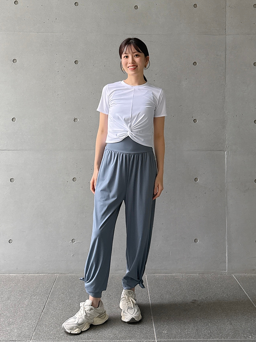 オンからオフまで着方で印象が変わる、2wayワイドパンツ