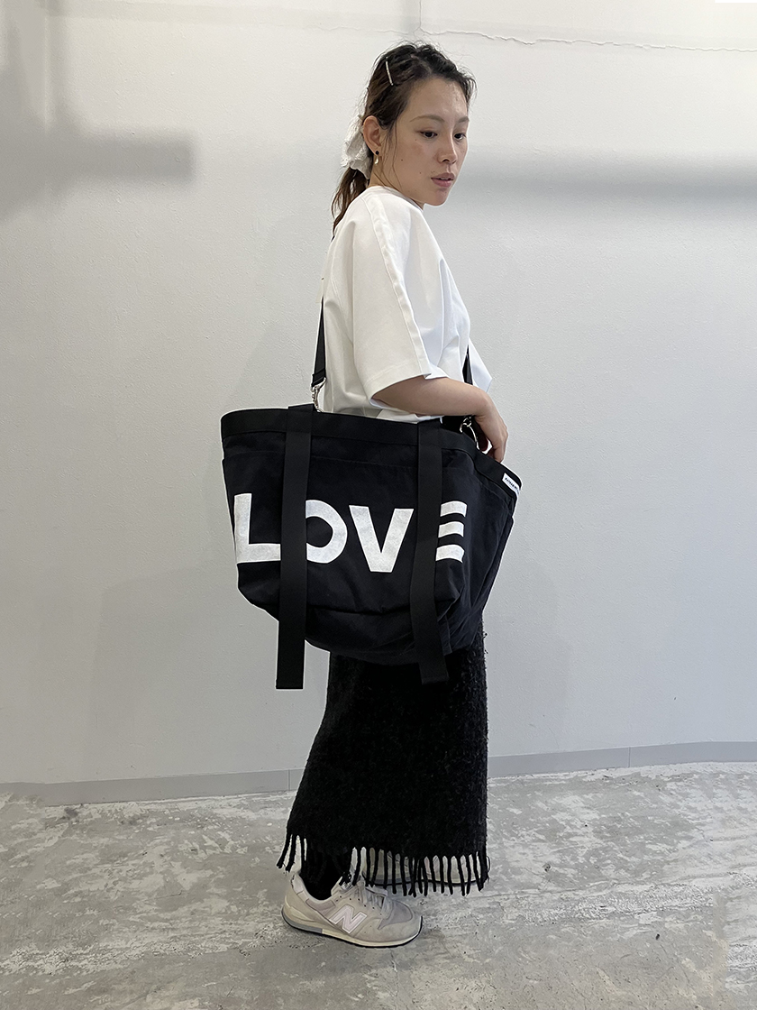 LOVEプリントコラボバッグを主役にしたコーディネート