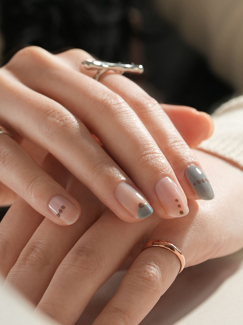 シンプルに楽しむ、スタイリッシュな大人のドットネイル