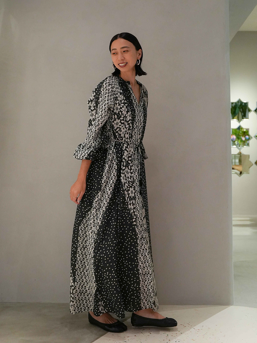 柄と刺しゅうで楽しむ、秋のロングドレス