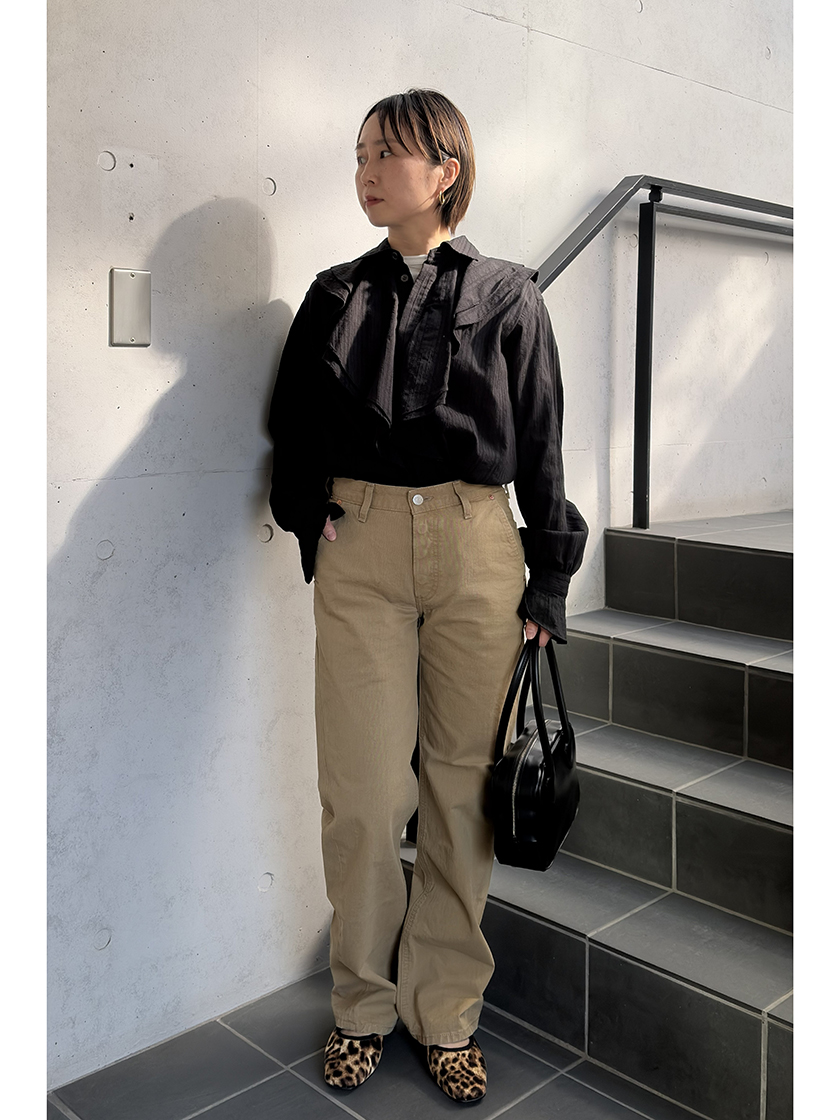 春を先取り。「オブラダ」の甘すぎないフリルブラウス