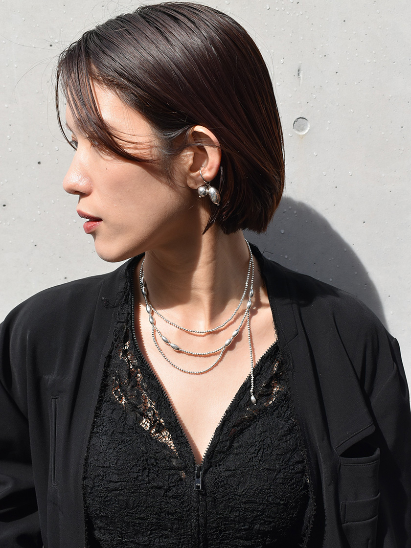 シルバージュエリーで大胆かつ刺激的なムードを