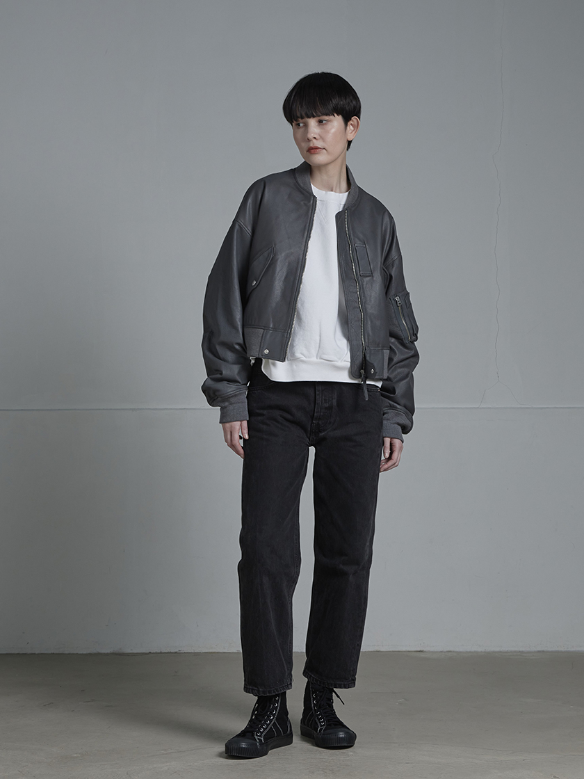 季節をまたぐ、軽やかなレザーブルゾンと洗練スウェット