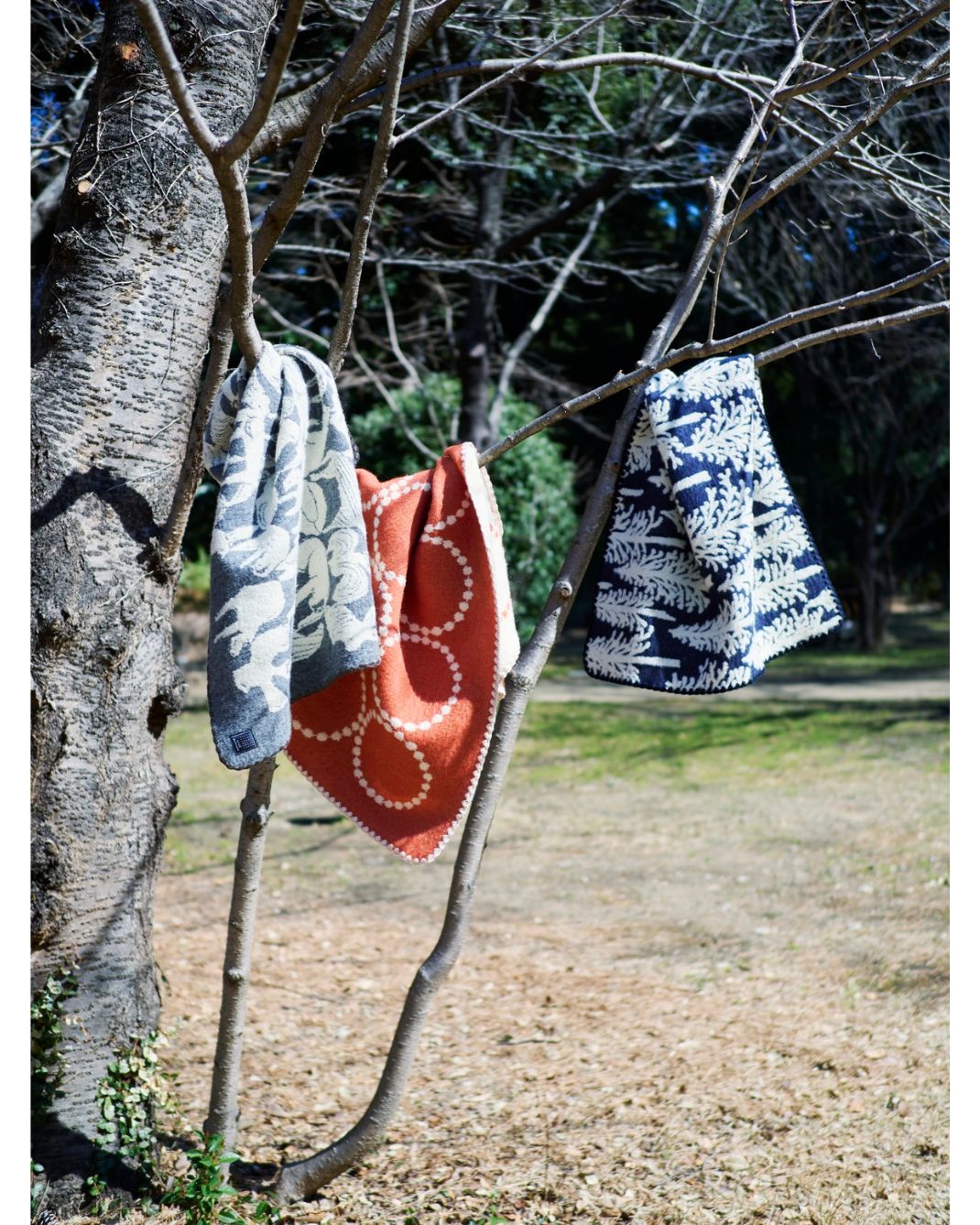 寒い季節にやさしく寄り添う、「ミナ ペルホネン」のお守りブランケット