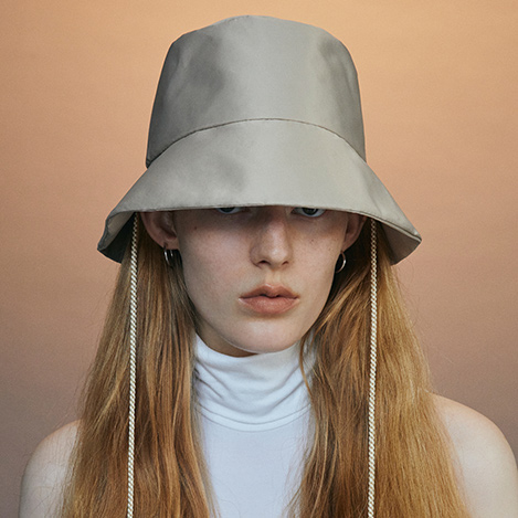 光沢素材でモード感をプラス！