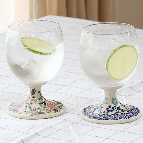 冷たいドリンクをおしゃれなグラスで